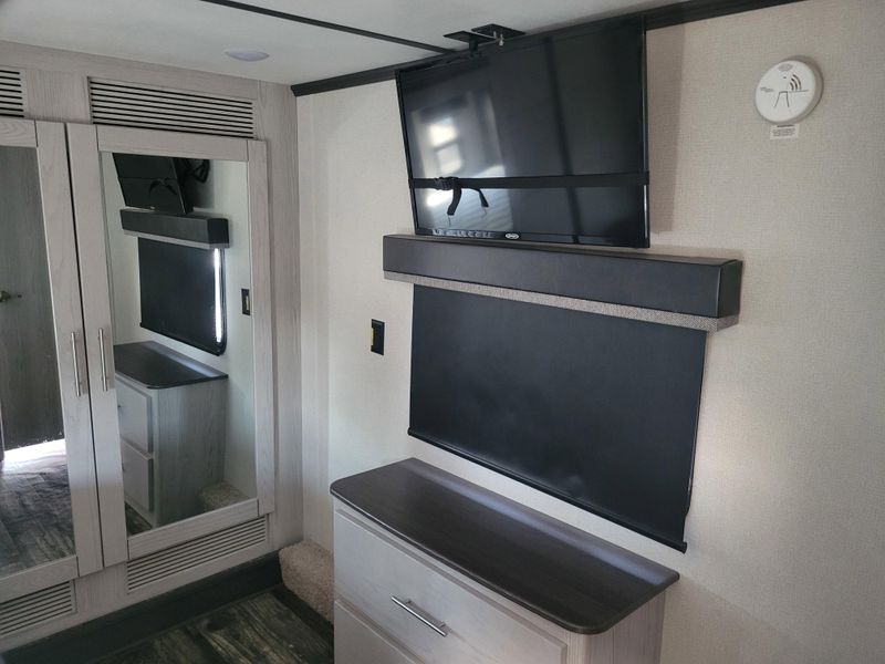 Used 2021 KEYSTONE RV FUZION 373 Image 20