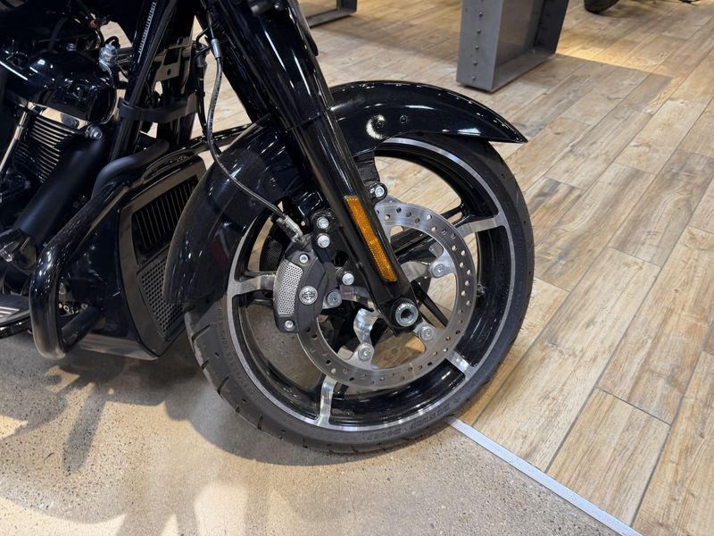USED 2024 HARLEY STREET GLIDE Image 17