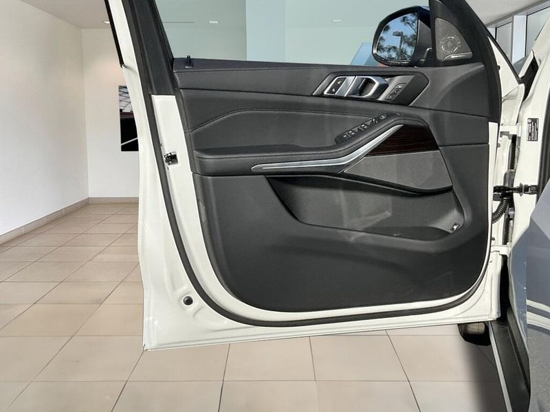 2025 BMW X5 xDrive50eImage 18