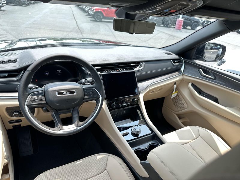 New 2025 Jeep Grand Cherokee L Limited 4x4Image 17