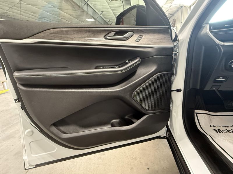 Used 2023 Jeep Grand Cherokee L LimitedImage 23