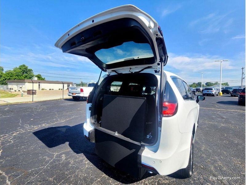 Used 2026 Chrysler Pacifica Select