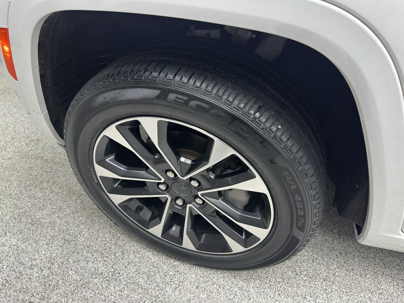 Used 2023 Jeep Grand Cherokee OverlandImage 2