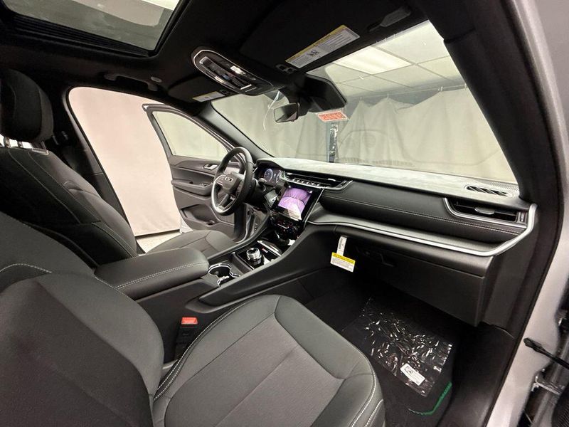 New 2025 Jeep Grand Cherokee Laredo X 4x4Image 20