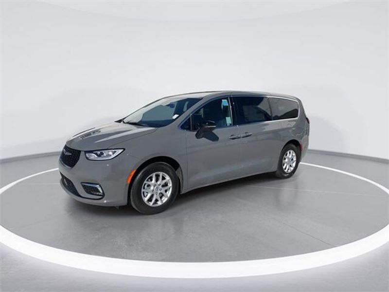 2025 Chrysler Pacifica photo 4