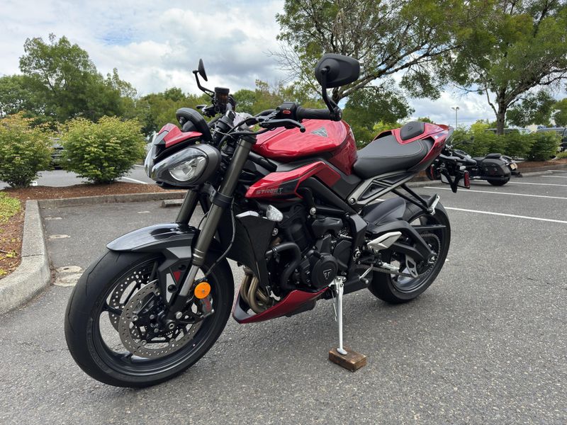 2025 Triumph Street Triple 765 RS - CARNIVAL RED 