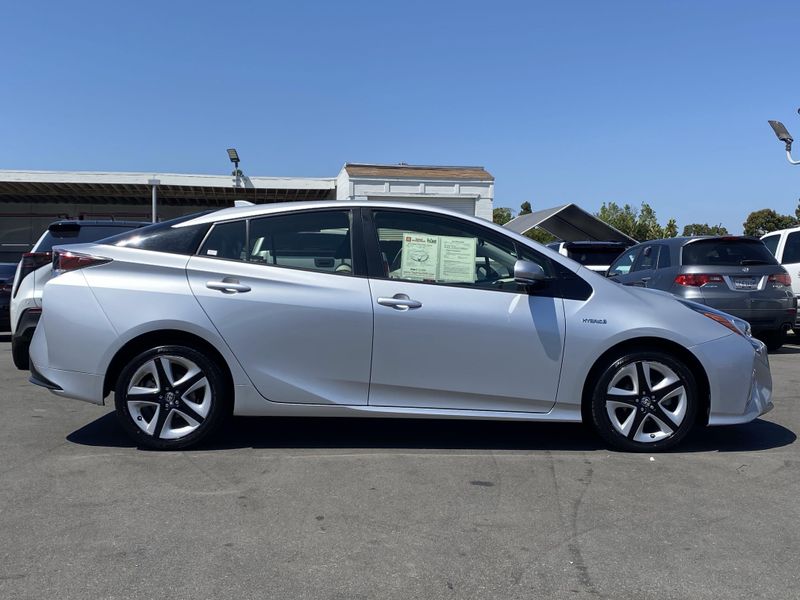 2016 Toyota Prius Three TouringImage 3