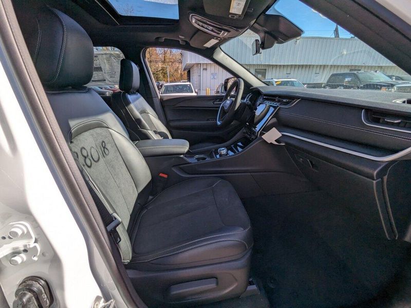 2025 Jeep Grand Cherokee Altitude photo 4
