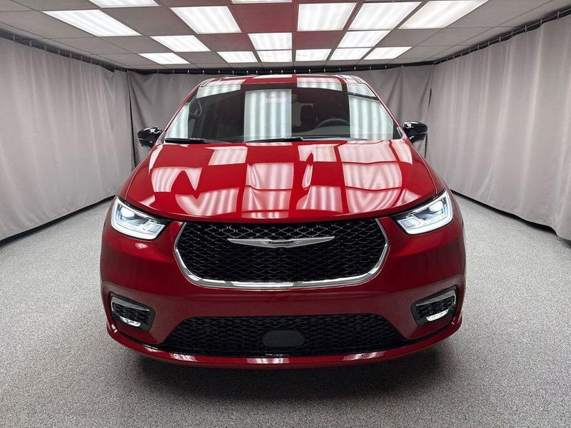 New 2026 Chrysler Pacifica SelectImage 4