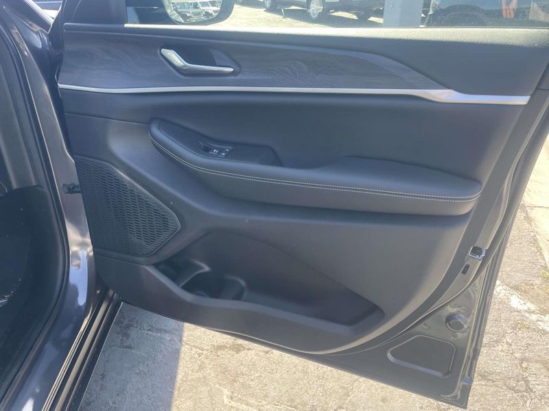 New 2026 Jeep Grand Cherokee Laredo Altitude 4x2