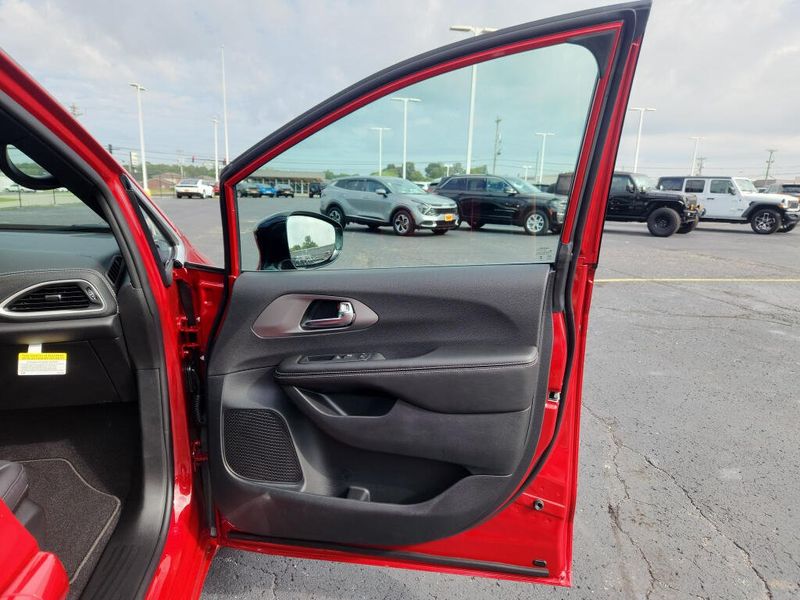 New 2027 Chrysler Pacifica Select