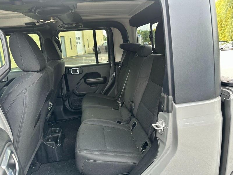 2021 Jeep Gladiator Sport photo 11