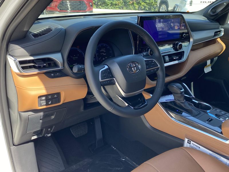 New 2025 Toyota Highlander Hybrid PlatinumImage 13