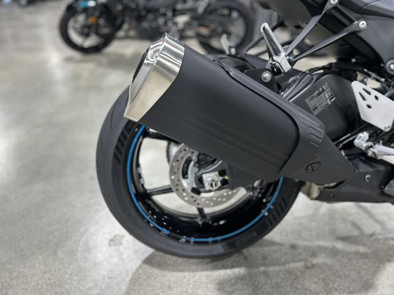 Used 2025 Kawasaki NINJA ZX-6R ABS Image 18