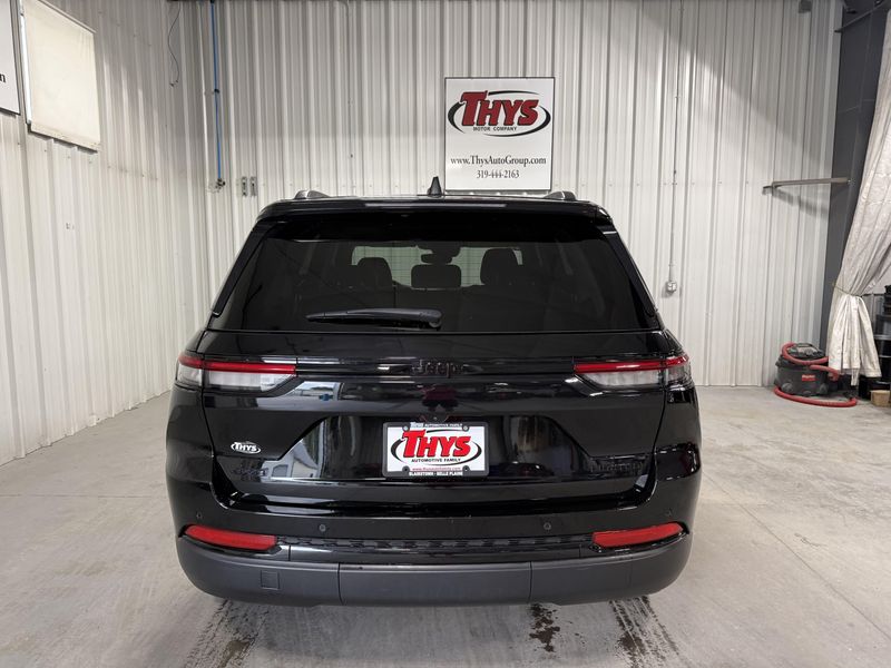 Used 2023 Jeep Grand Cherokee LimitedImage 4