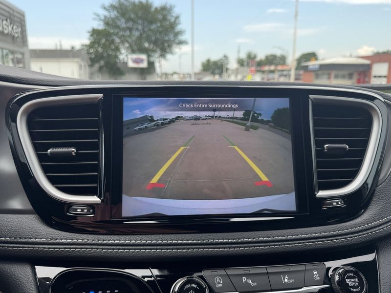 New 2025 Chrysler Pacifica SelectImage 22