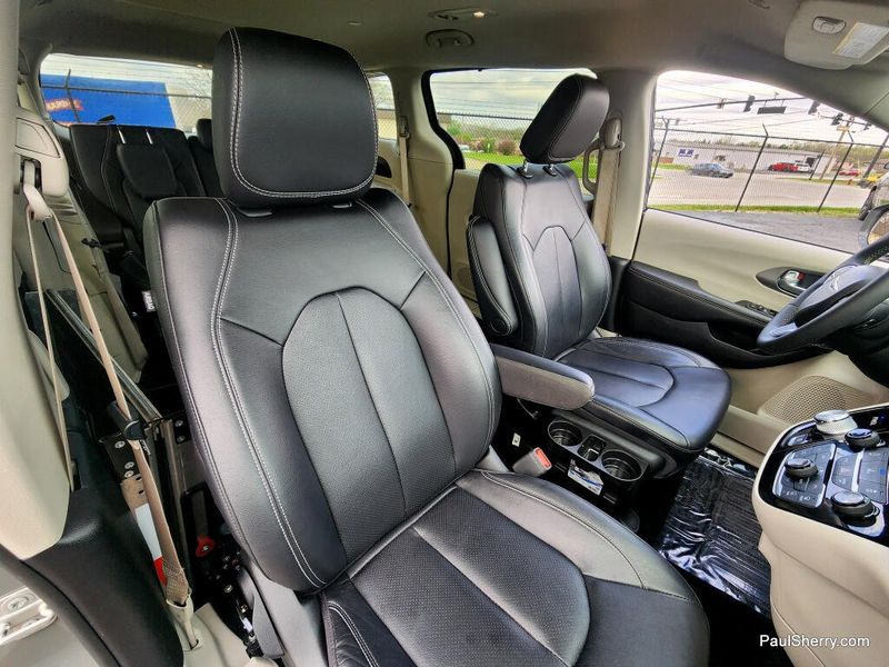 Used 2022 Chrysler Pacifica Touring L