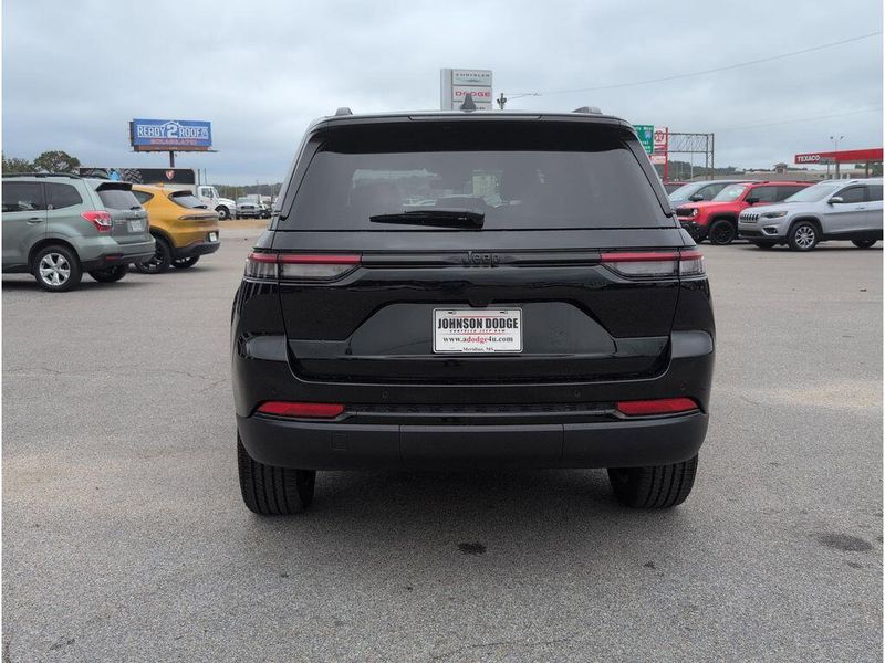 New 2025 Jeep Grand Cherokee Altitude X 4x2Image 4