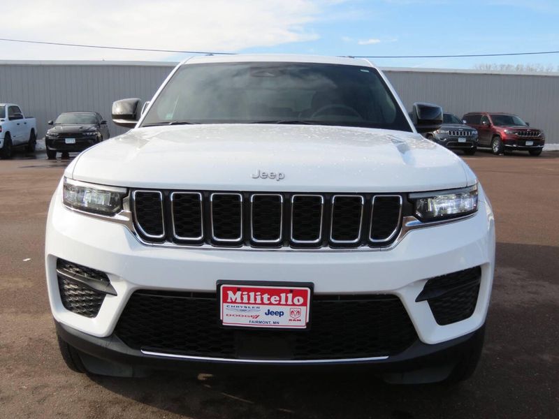 Used 2024 Jeep Grand Cherokee Laredo 4x4 4dr SUVImage 4