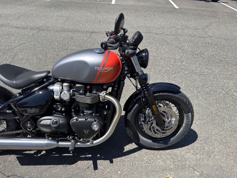 2025 Triumph Bonneville Bobber - MATTE GRAPHITE - MATTE BAJA ORANGE 