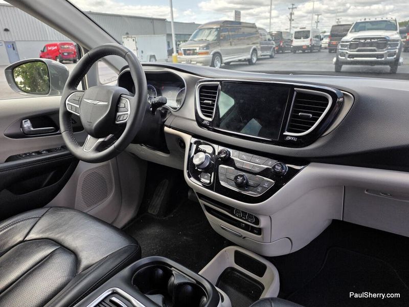 Used 2022 Chrysler Pacifica Touring L