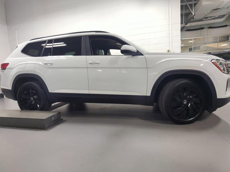 2024 Volkswagen Atlas SE AWD w/Technology/Black Wheel PkgImage 3