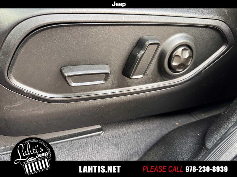 2023 Jeep Grand Cherokee Altitude photo 25