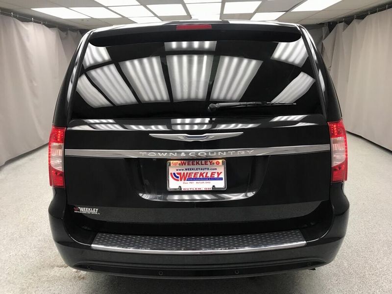 Used 2013 Chrysler Town & Country Touring-LImage 3