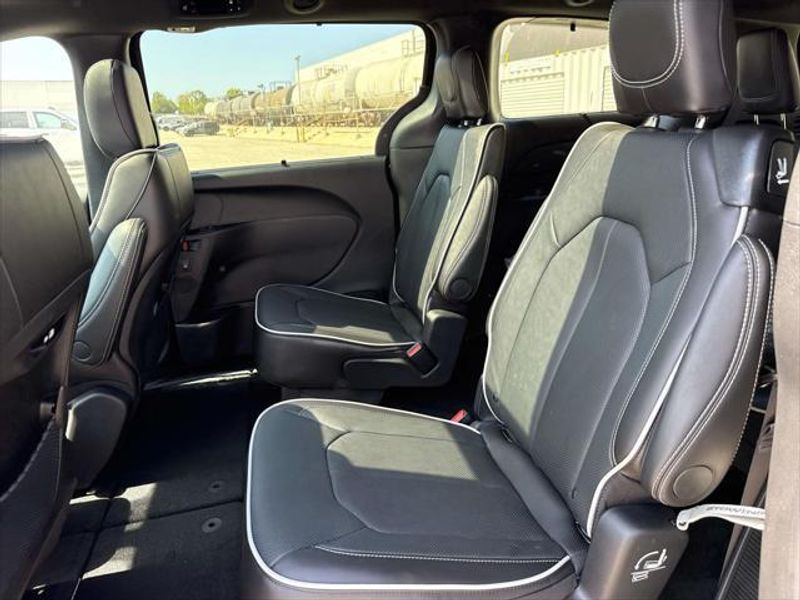New 2027 Chrysler Pacifica Limited Awd