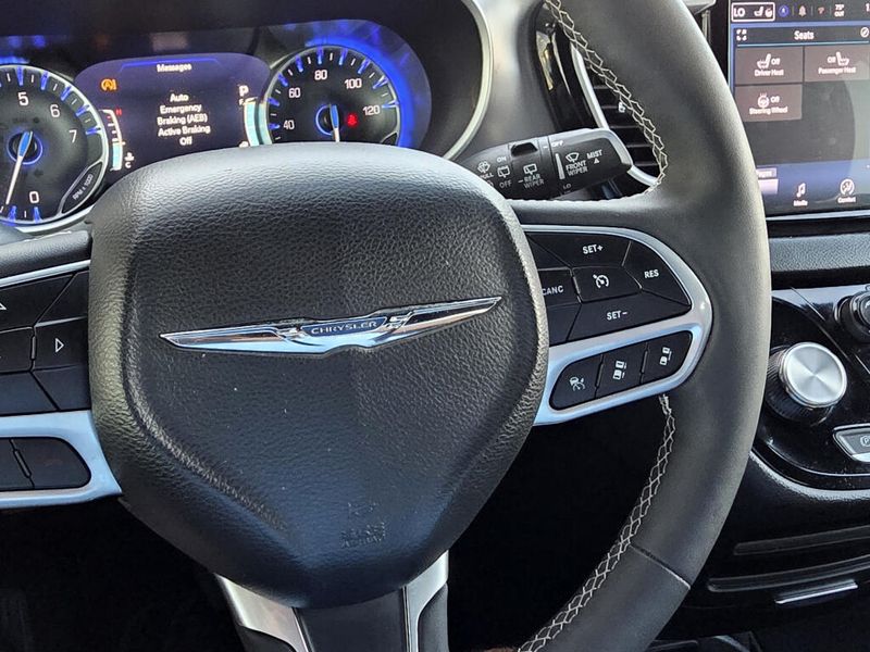 Used 2025 Chrysler Pacifica Select