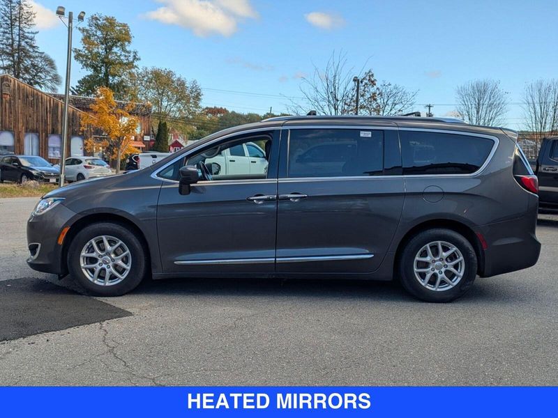 2020 Chrysler Pacifica Touring L photo 2
