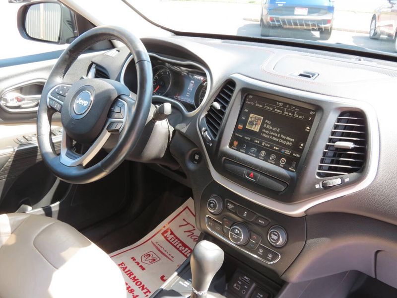 Used 2017 Jeep Cherokee Limited 4x4 4dr SUVImage 7