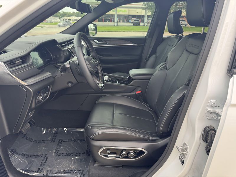 Used 2022 Jeep Grand Cherokee 4xe OverlandImage 10