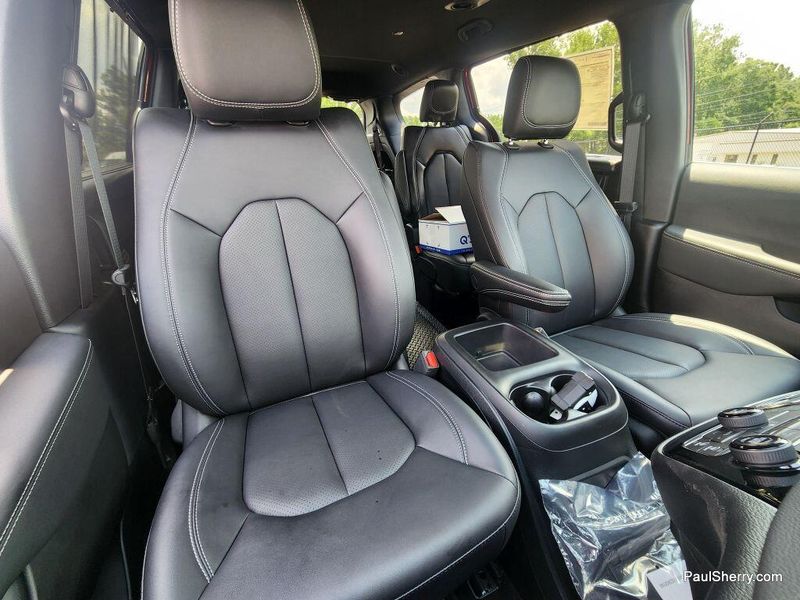 New 2025 Chrysler Voyager LXImage 4