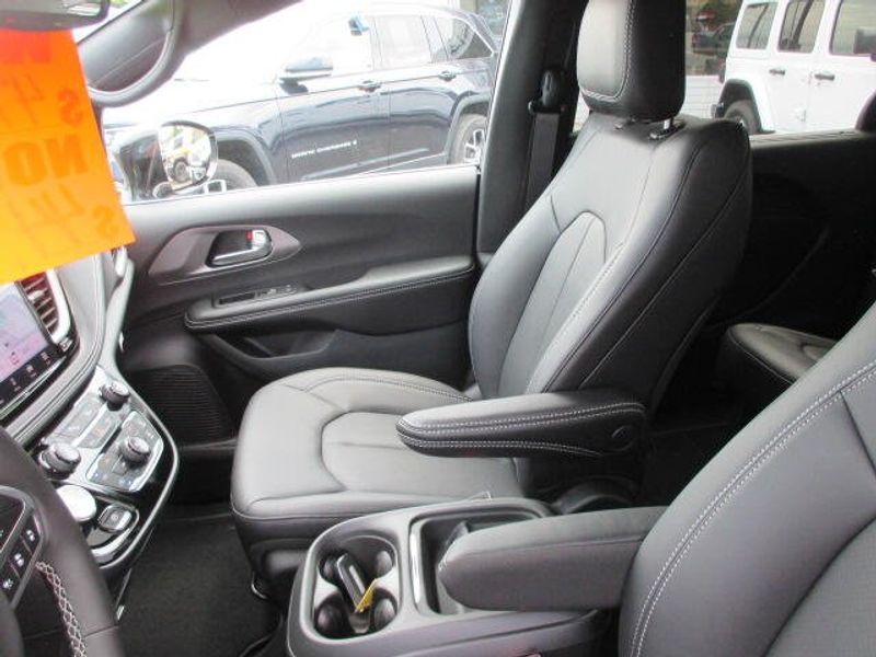 New 2027 Chrysler Pacifica SelectImage 21