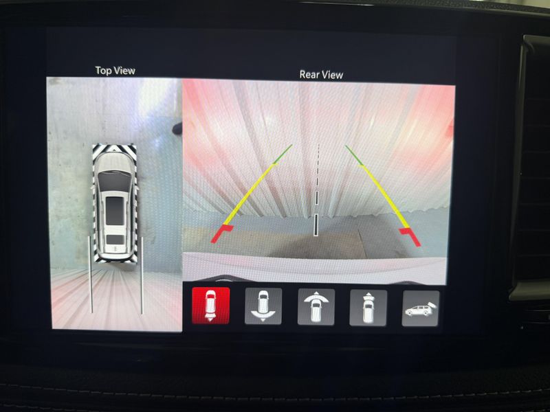 Used 2024 Chrysler Pacifica Touring LImage 12