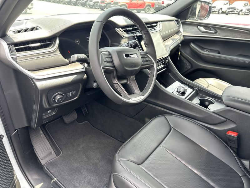 2025 Jeep Grand Cherokee L Limited 4x4Image 22