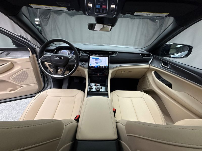 New 2025 Jeep Grand Cherokee L Limited 4x4Image 8