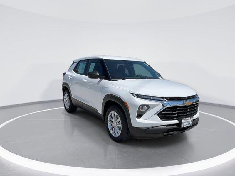Used 2025 Chevrolet Trailblazer LSImage 2