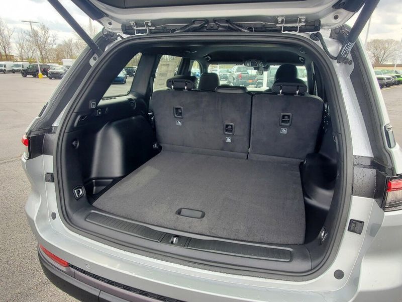 New 2026 Jeep Grand Cherokee Laredo Altitude 4x4
