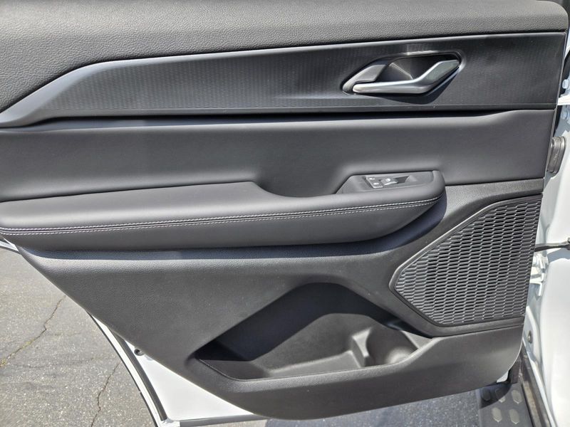 New 2026 Jeep Grand Cherokee L Laredo X 4x2