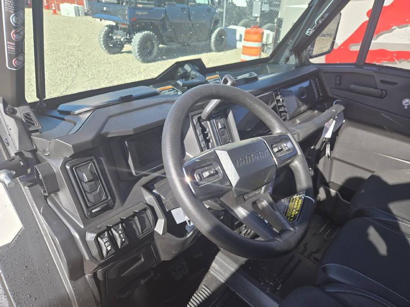 New 2027 Can-Am DEFENDER XU LTD HD11 Image 11