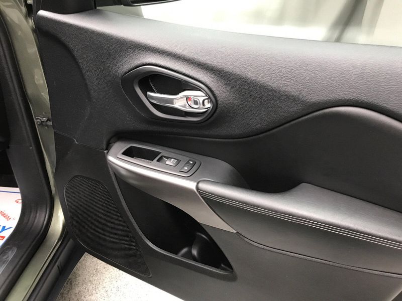 Used 2019 Jeep Cherokee LimitedImage 22