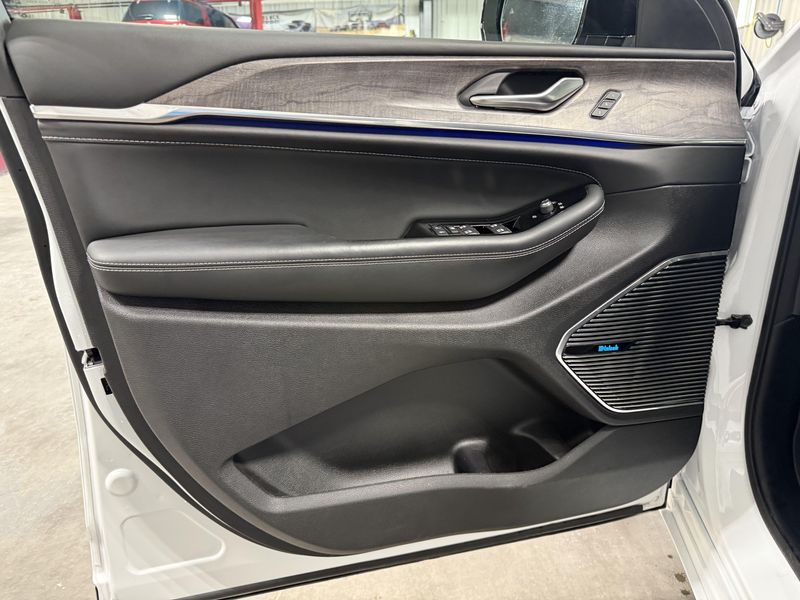 Used 2023 Jeep Grand Cherokee L OverlandImage 18