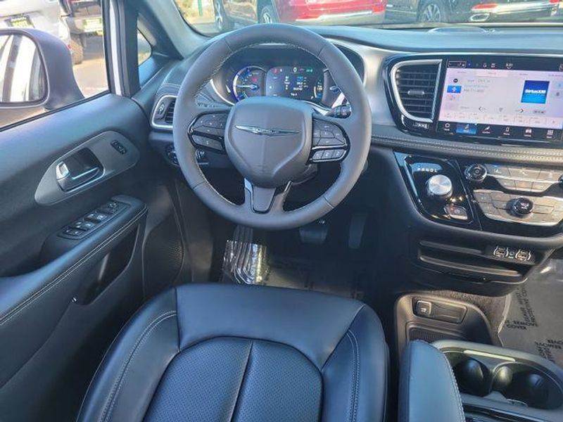 New 2023 Chrysler Pacifica Plug-in Hybrid Touring L