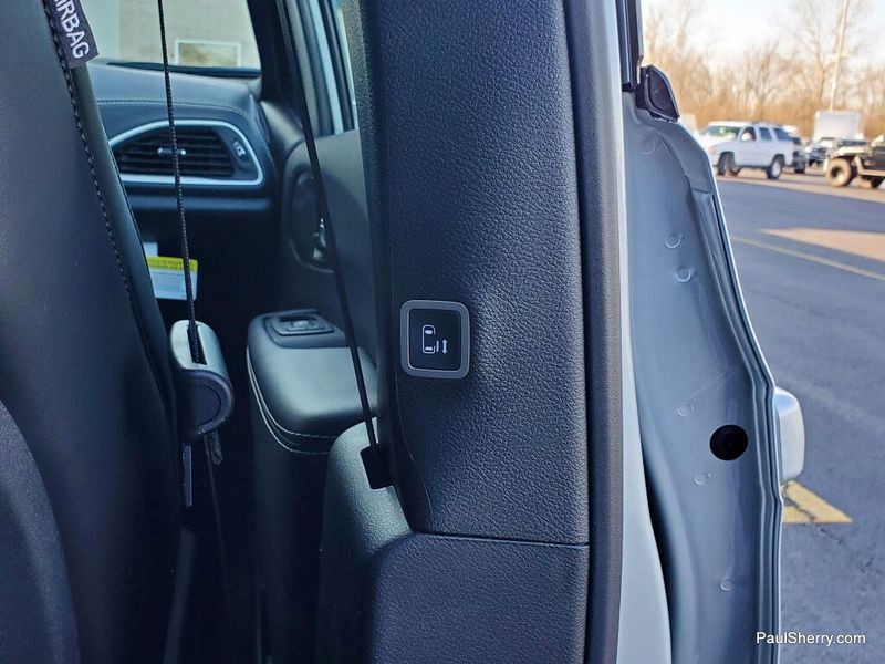 New 2026 Chrysler Pacifica Select