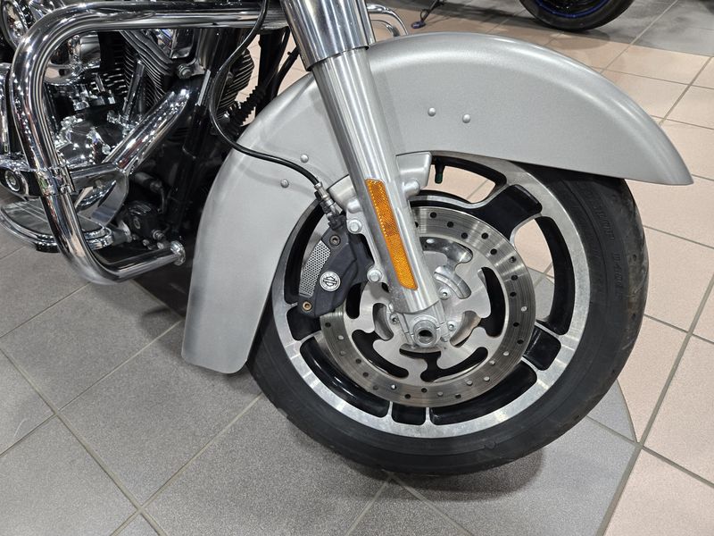 USED 2009 HARLEY STREET GLIDE Image 23