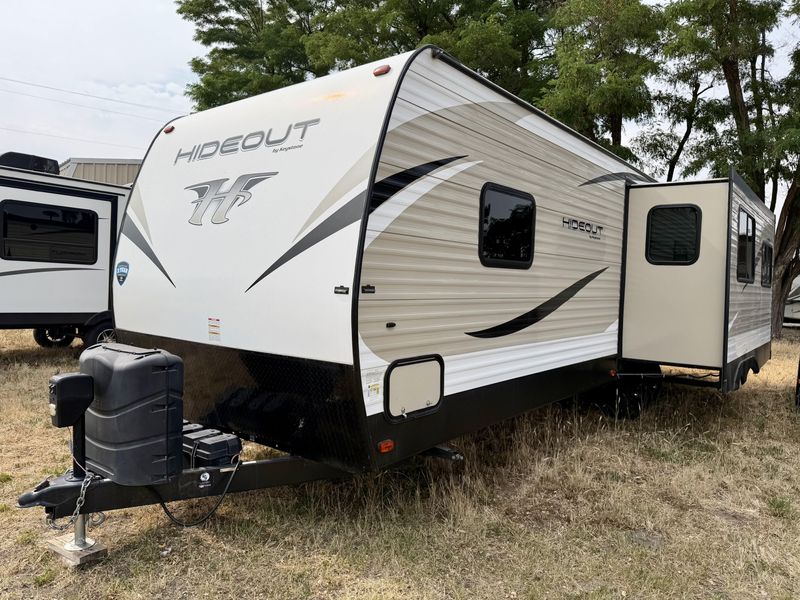 Used 2018 KEYSTONE HIDEOUT 26RLSWE Image 2