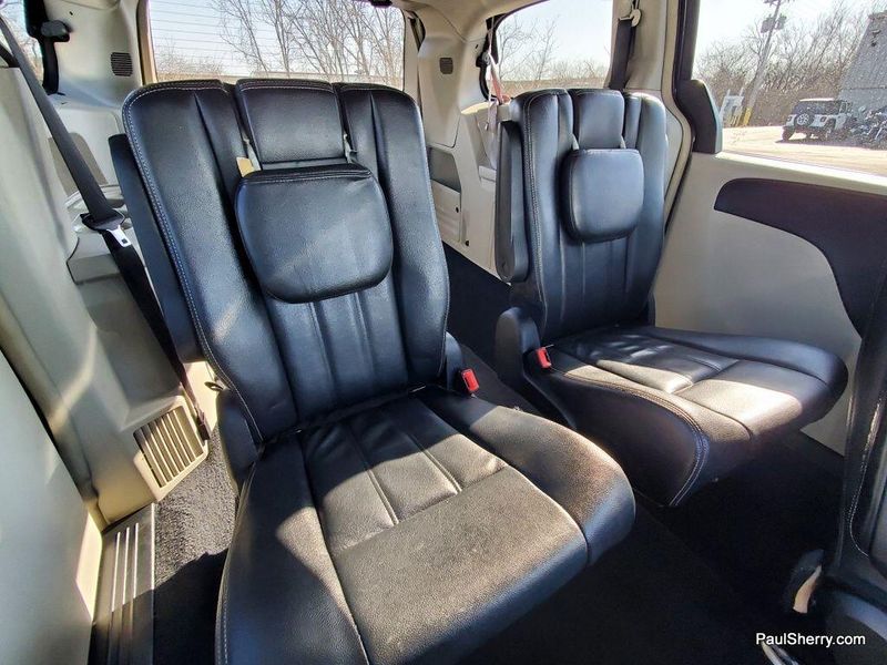 2015 Chrysler Town & Country TouringImage 3