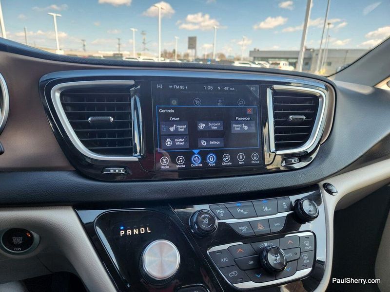2017 Chrysler Pacifica Touring-L PlusImage 4